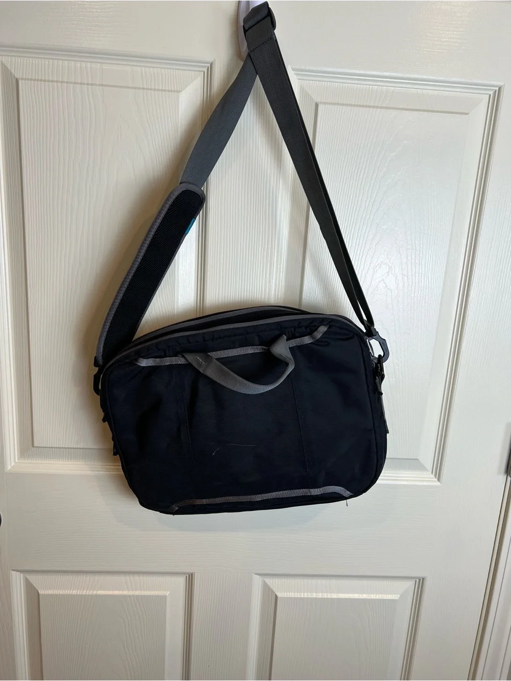 Timbuk2 command Black & Gray Messenger Bag